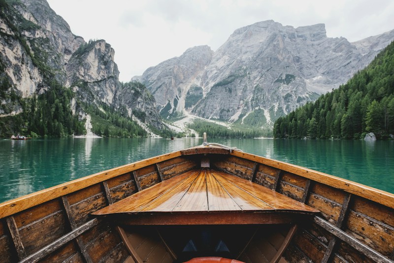 Lake and mountain scenery for an inspiring getaway